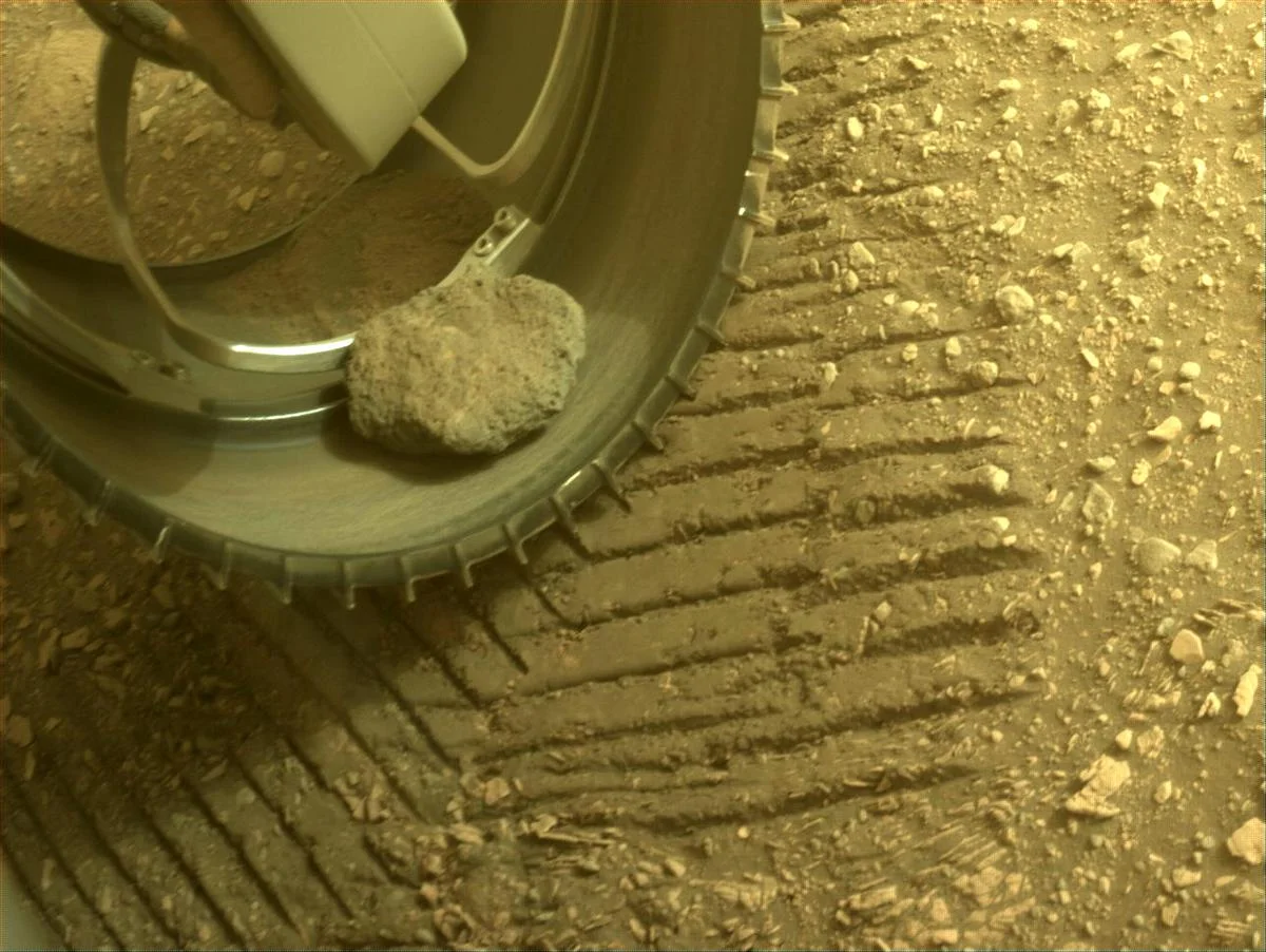 pedra na roda dianteira esquerda do rover perseverance da nasa