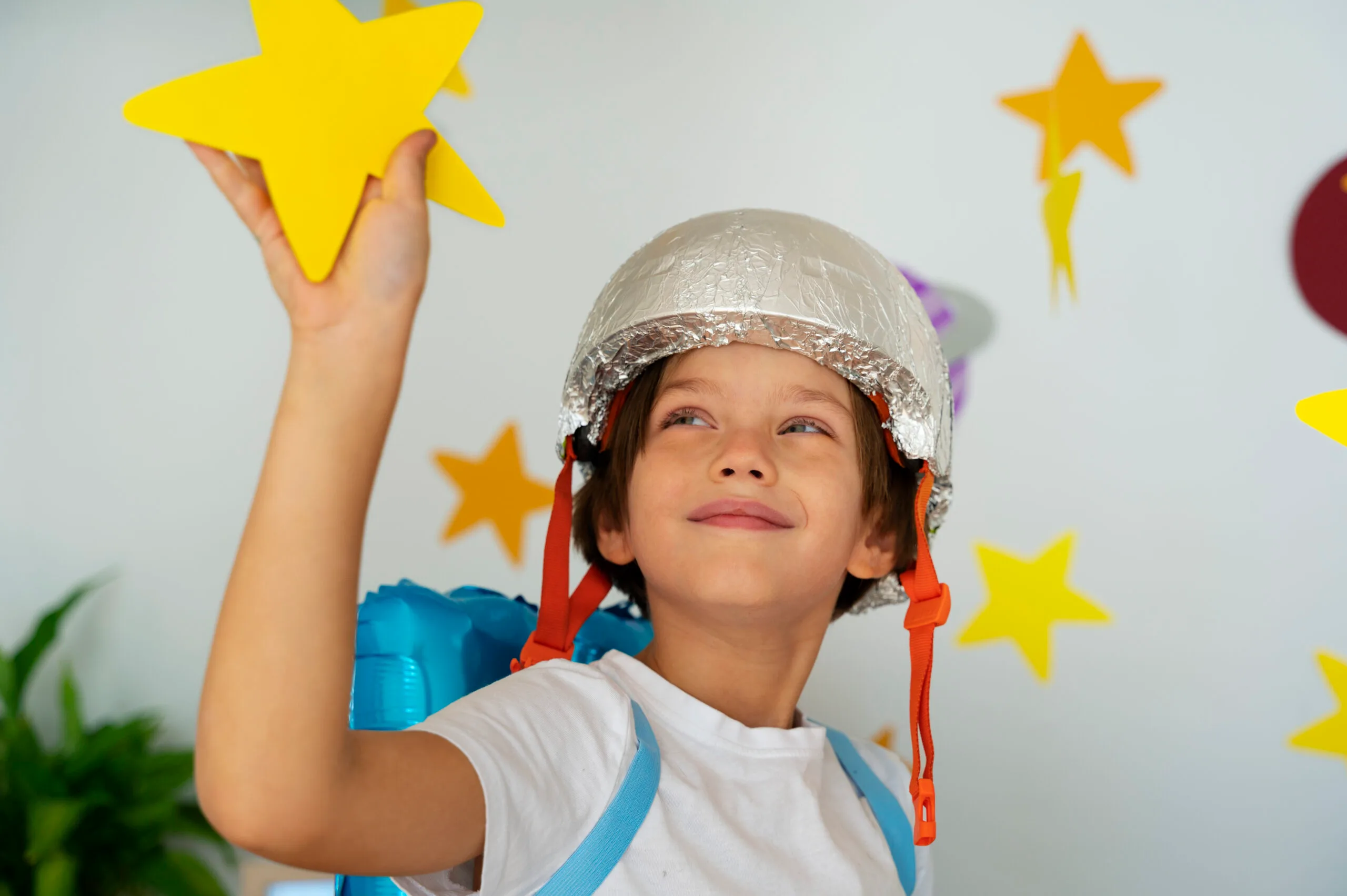 Menino brincando com uma estrela em atividade sobre astronomia