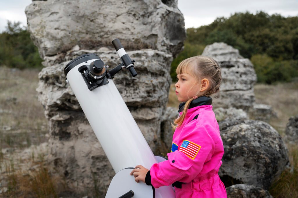 Criança usando um telescópio