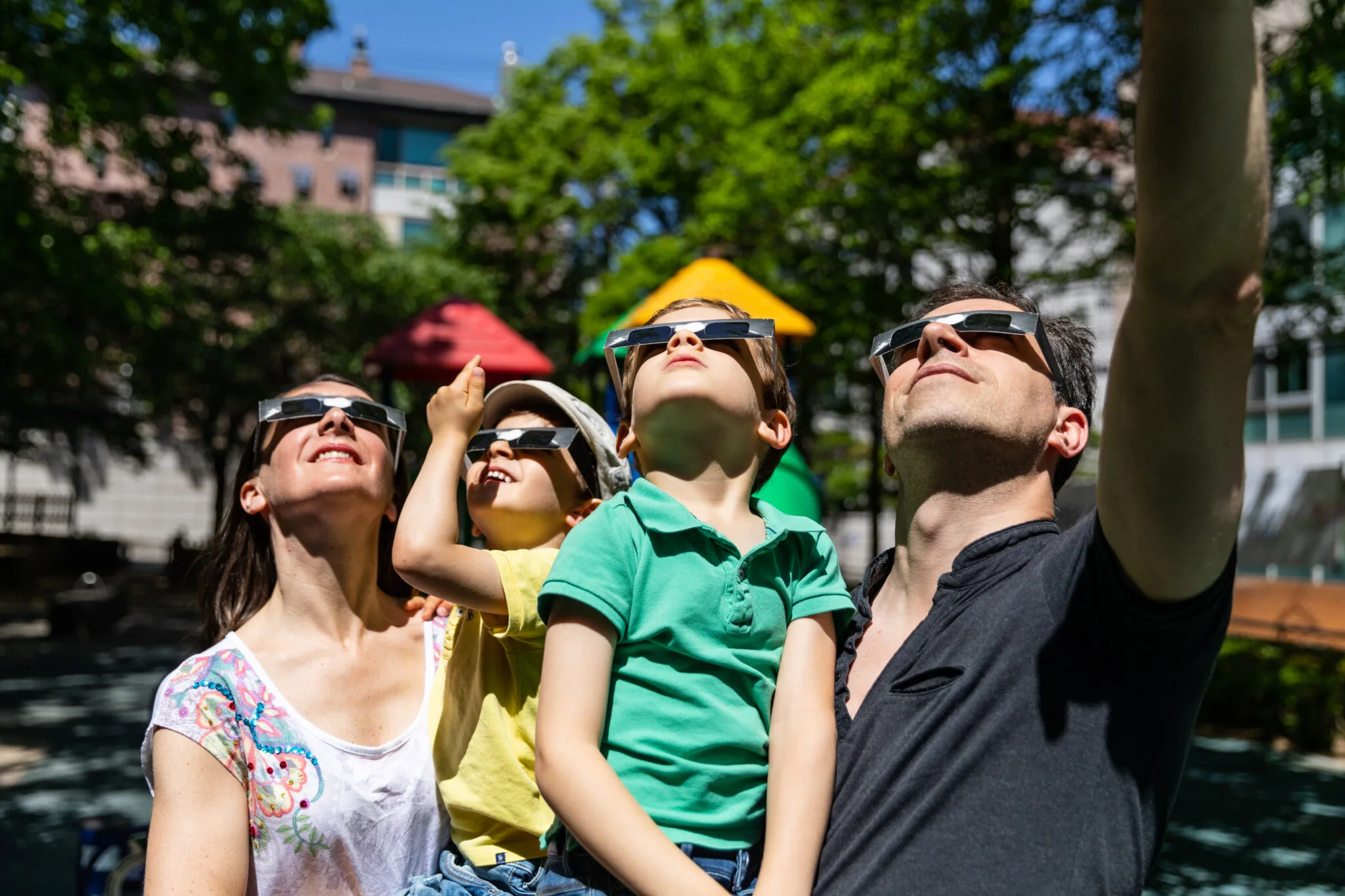 pessoas observando um eclipse