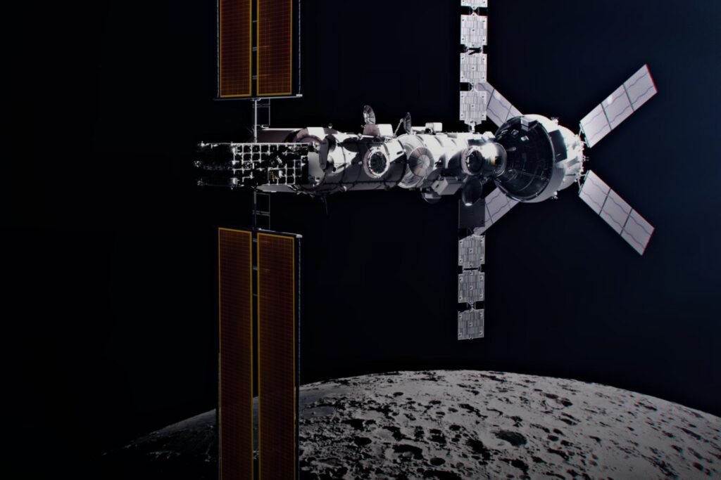 A estação espacial Gateway hospeda a espaçonave Orion e a espaçonave de logística de espaço profundo da SpaceX em uma órbita polar ao redor da Lua, apoiando a descoberta científica na superfície lunar durante a missão Artemis IV.