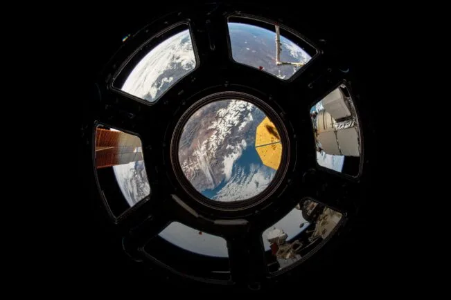 Janelas da cúpula da Estação Espacial Internacional