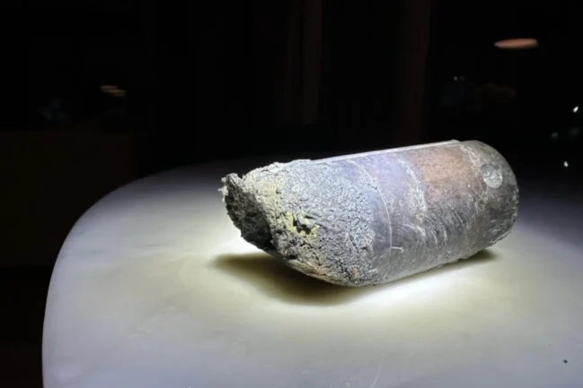 Pedaço de lixo espacial que caiu pelo teto de Alejandro Otero está em cima de uma mesa de cor clara