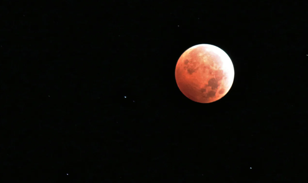 Um eclipse lunar visto de Utah em 8 de outubro de 2014 mostra a lua parcialmente avermelhada