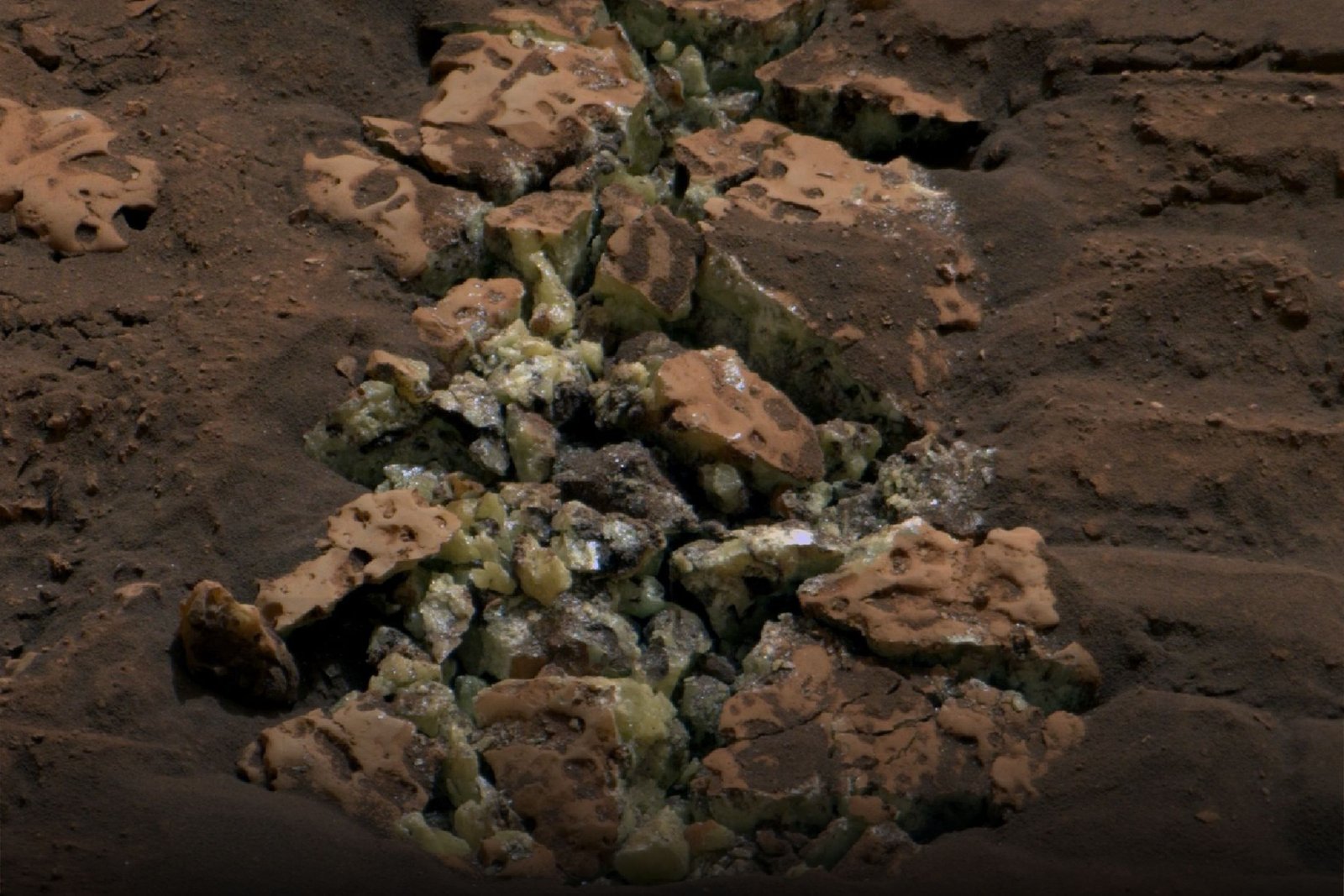 Rochas marcianas com enxofre puro revela pequenos cristais amarelos