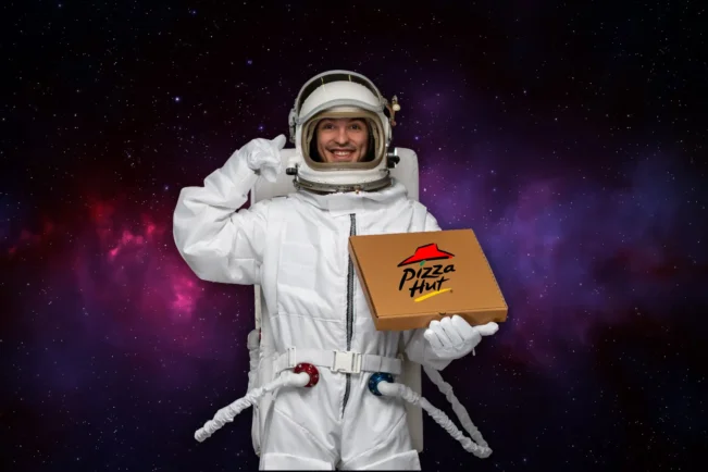 Astronauta segurando uma caixa de pizza de marketing espacial
