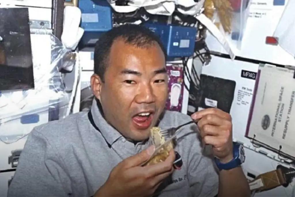 Soichi Noguchi come macarrão instantâneo Space Ram a bordo do ônibus espacial Discovery em 2005