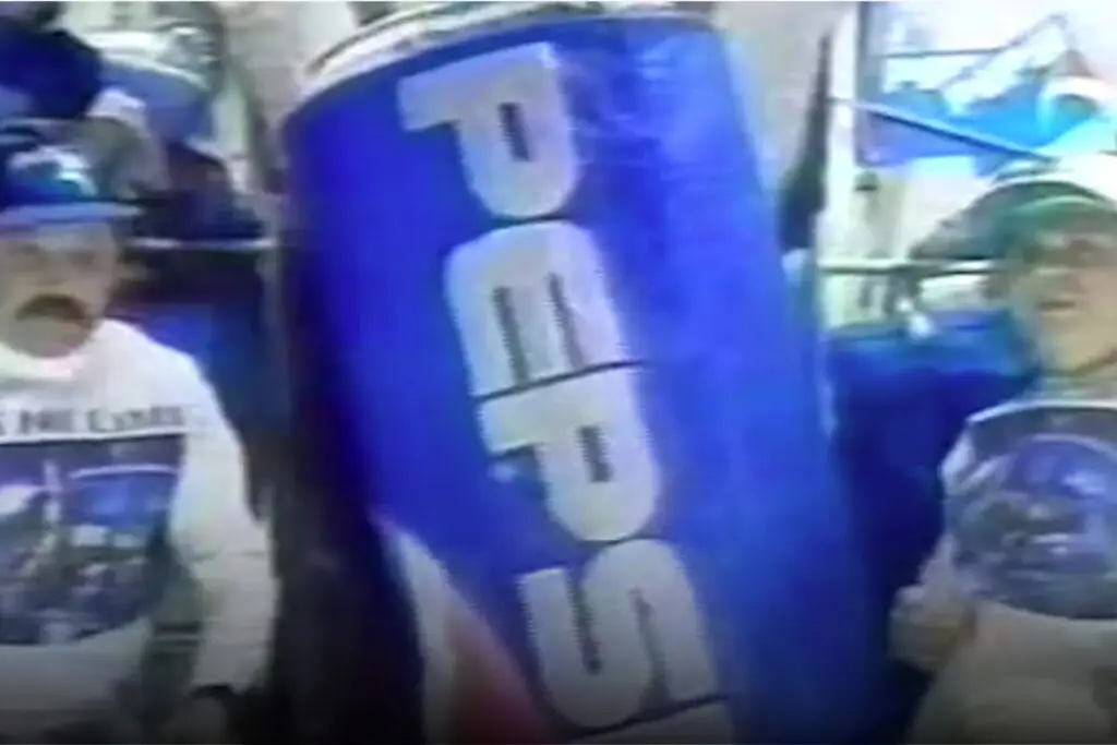 Cosmonautas russos posando com uma lata gigante de Pepsi na estação espacial Mir