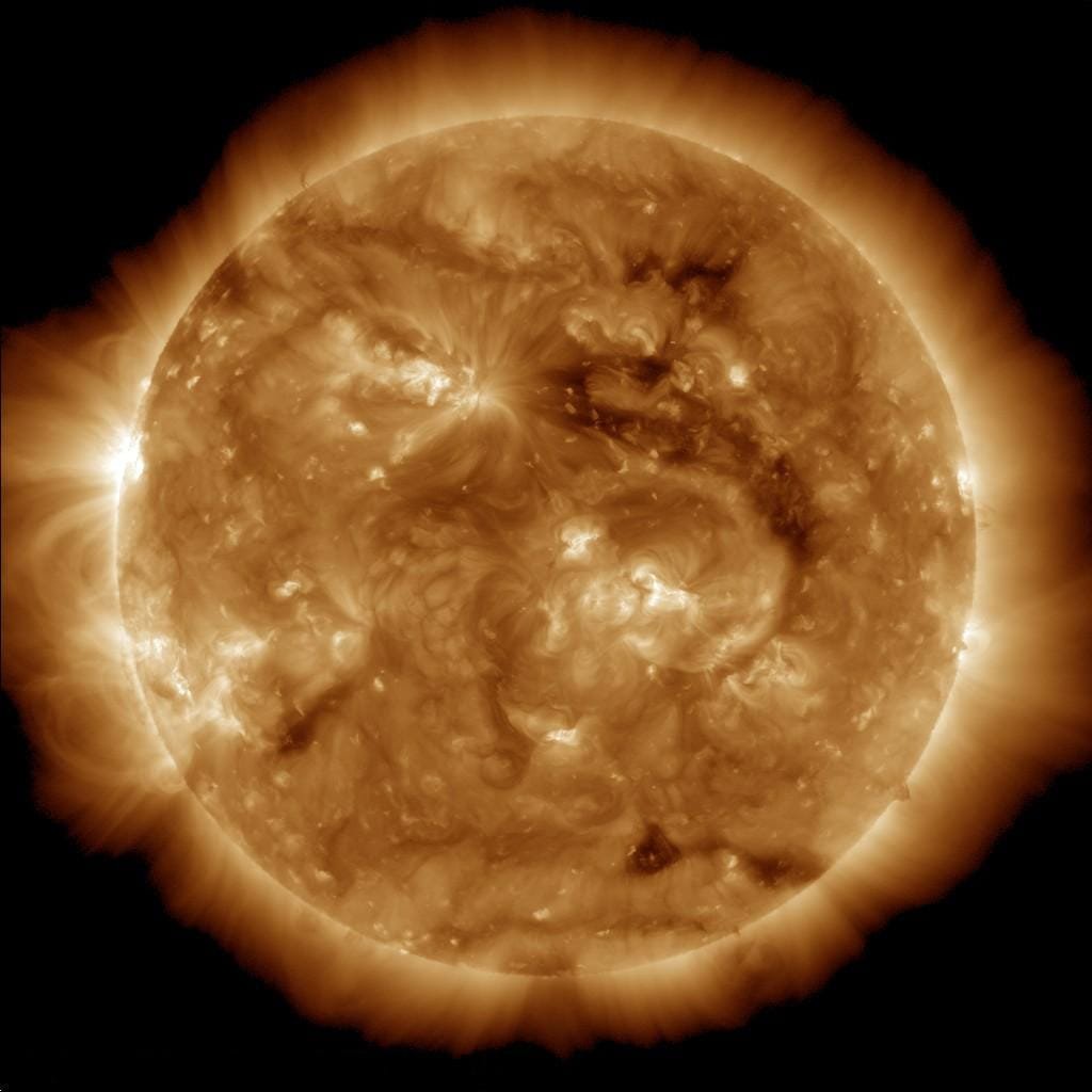 A região escura vista na face do Sol no final de março de 2013 é um buraco coronal localizado logo acima e à direita do centro da imagem, que é uma fonte de vento solar rápido que deixa o Sol