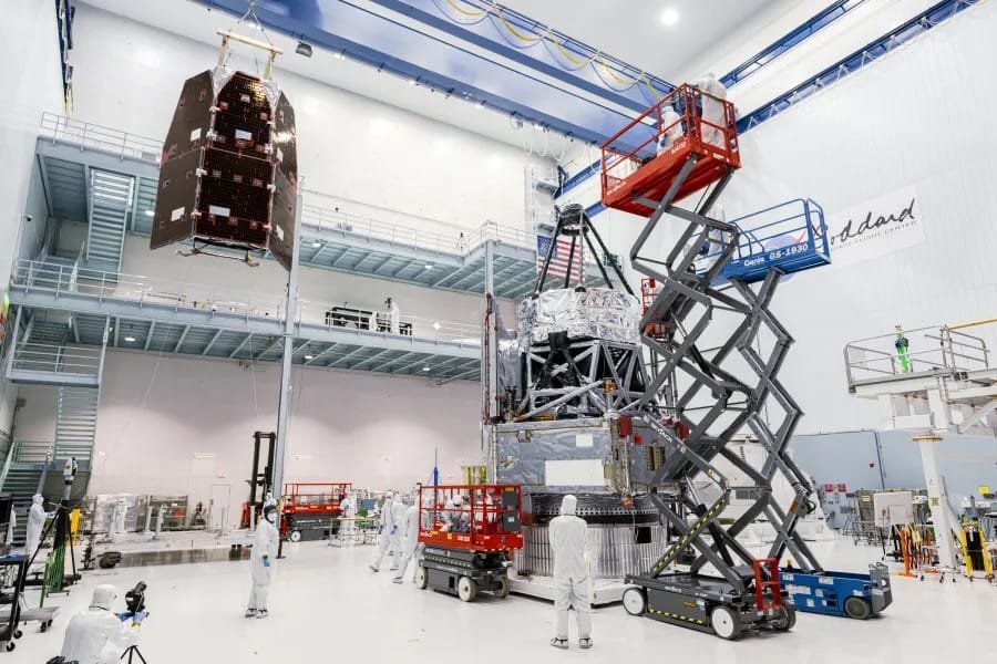 Telescópio Espacial Nancy Grace Roman da NASA em fase de construção.