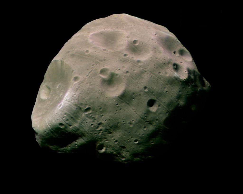 Imagem de Fobos, lua de Marte, mostrando sua superfície cheia de crateras e sulcos, capturada pela sonda Mars Express da ESA