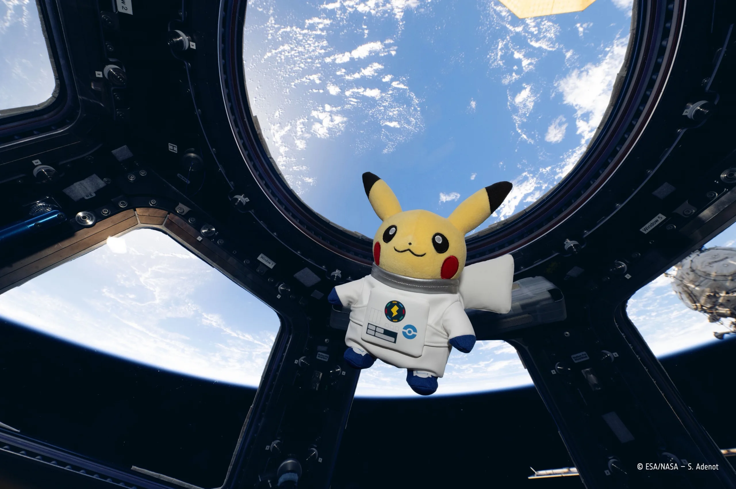 Pikachu astronauta de pelúcia a bordo da Estação Espacial Internacional