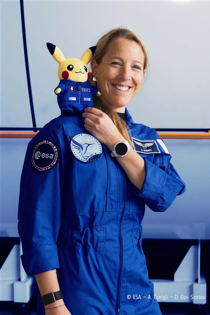 Astronauta da ESA, Sophie Adenot, com Pikachu.