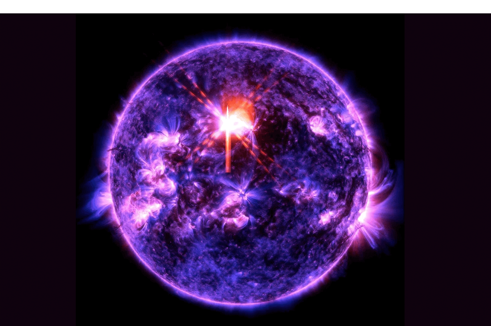 A imagem mostra um subconjunto de luz ultravioleta extrema que destaca o material extremamente quente nas erupções e que é colorido em azul e vermelho.