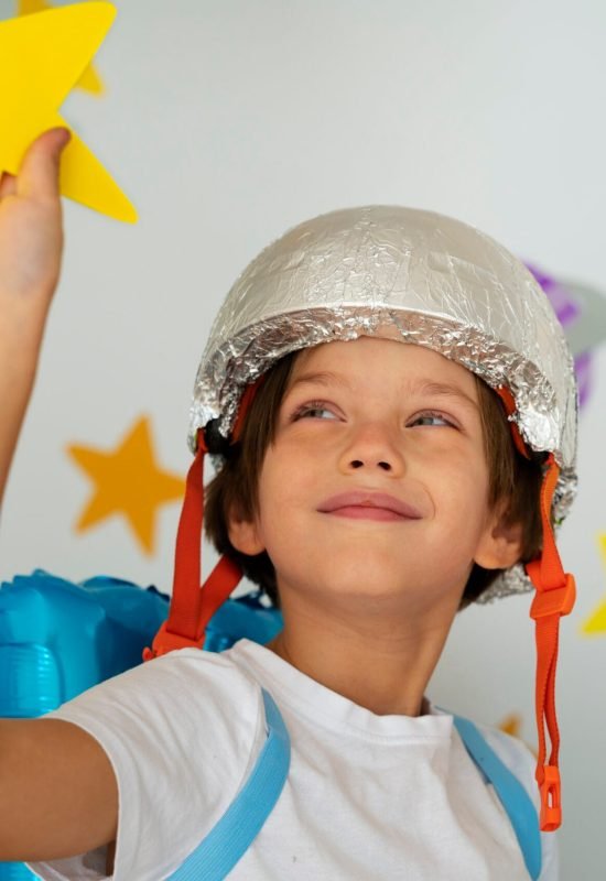 Menino brincando com uma estrela em atividade sobre astronomia