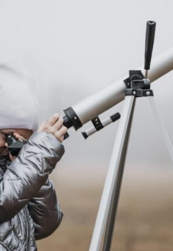 Imagem de <a href="https://br.freepik.com/fotos-gratis/garotinha-de-lado-usando-um-telescopio_11237722.htm#query=astr%C3%B4nomo%20amador,%20telesc%C3%B3pios,%20observa%C3%A7%C3%A3o%20do%20c%C3%A9u&position=7&from_view=search&track=ais&uuid=043855b0-7663-4429-8950-b6ecd5a154c8">Freepik</a>