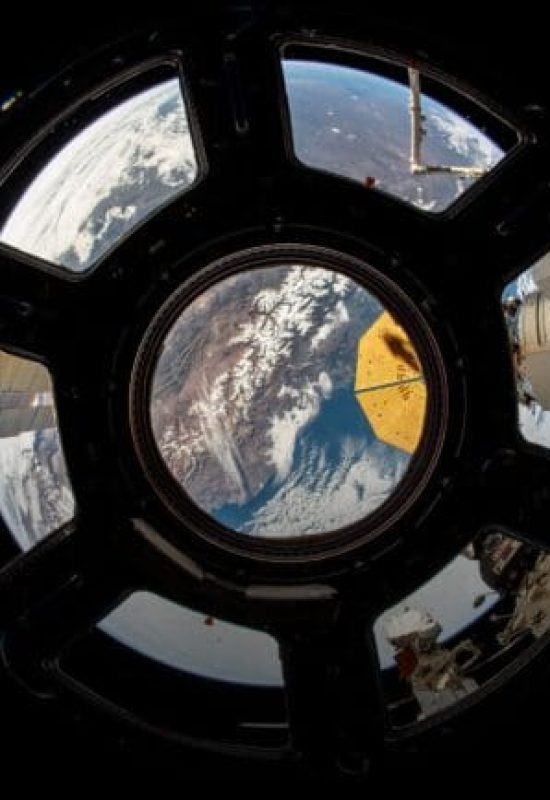 Janelas da cúpula da Estação Espacial Internacional