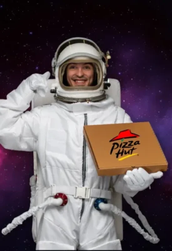 Astronauta segurando uma caixa de pizza de marketing espacial