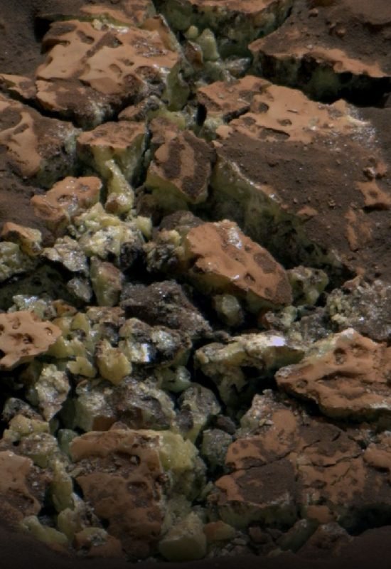 Rochas marcianas com enxofre puro revela pequenos cristais amarelos