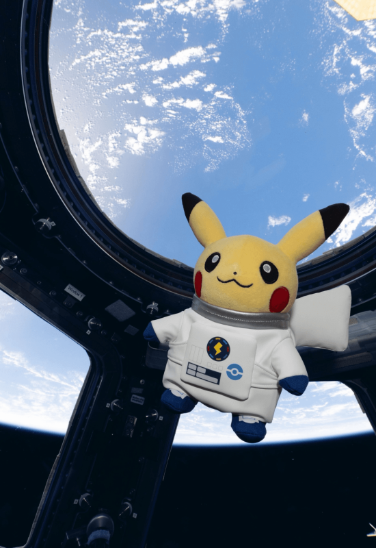 Pikachu astronauta de pelúcia a bordo da Estação Espacial Internacional